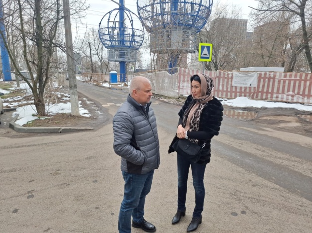 Заместитель главы городского округа Котельники Иван Жарков совместно с представителем управляющей организации МУЖКП "Котельники" Эльмирой Шульгой провел еженедельный обход территорий