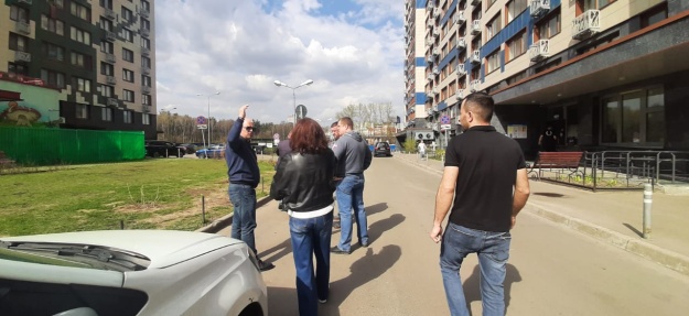 Заместитель главы городского округа Котельники Иван Жарков провел еженедельный обход территории у дома №2 по улице Сосновой