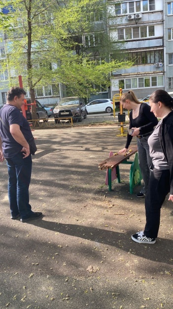Заместитель главы городского округа Котельники Зоя Севрюгина провела еженедельный обход территории на улице Новая, дом 15