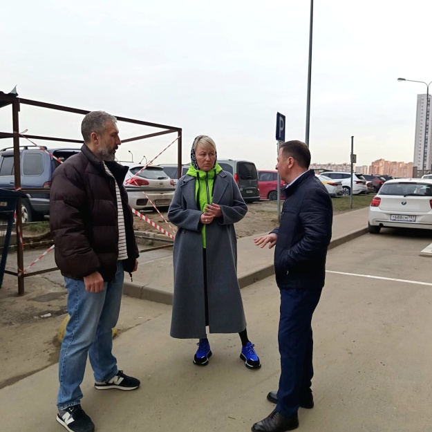 Заместитель главы Мария Галузо провела регулярный обход микрорайона Новые Котельники с представителями управляющей компании.