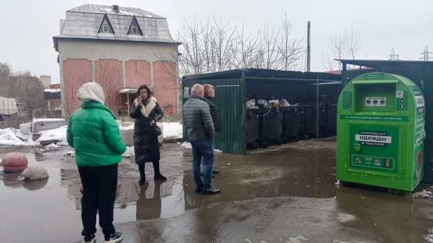 Заместитель главы городского округа Котельники Иван Жарков совместно с представителем управляющей организации МУЖКП "Котельники" провел еженедельный обход территорий