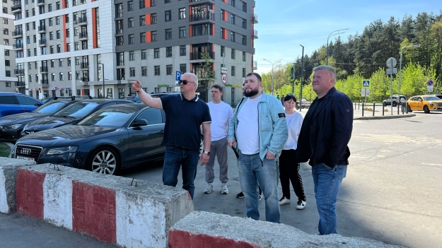Заместитель главы городского округа Котельники Иван Жарков провел еженедельный обход территории улицы Сосновой