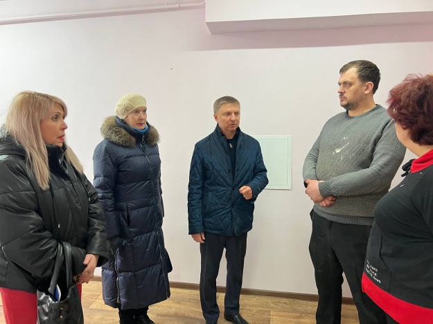 Депутат Мособлдумы Владимир Жук проверил, как идет капремонт дома № 62 в микрорайоне Белая Дача в Котельниках