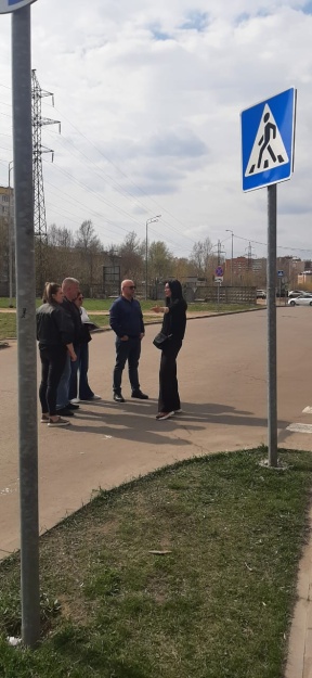 Заместитель главы городского округа Котельники Иван Жарков провел очередной обход территории у дома №5 по улице Кузьминская